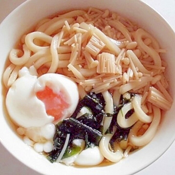 えのきとゆで卵とわかめの煮込みうどん